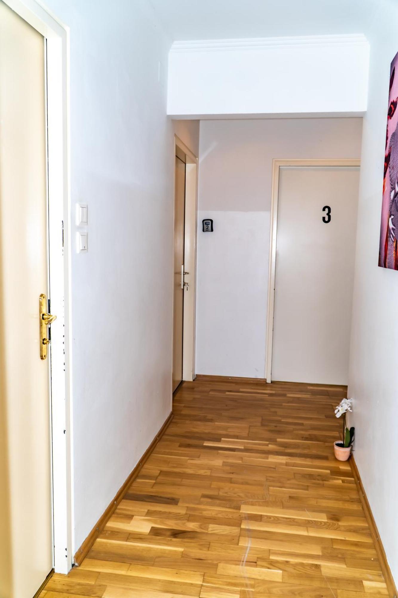 Spacious 5 Minutes To Wiener Stadthalle Apartment